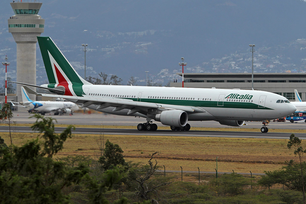 Airbus A330-200 de Alitalia que transportó al Papa Francisco en su visita a Ecuador