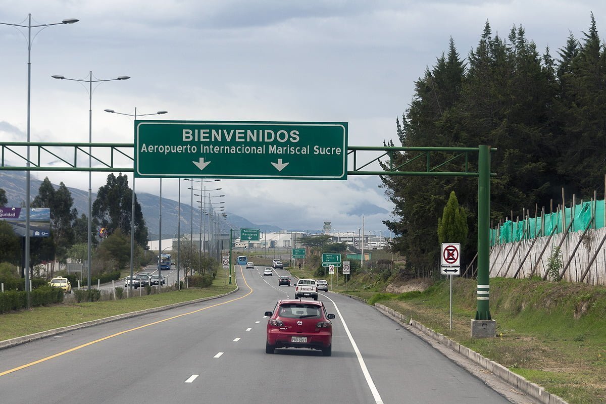 Entrada vehicular al Aeropuerto Mariscal Sucre de Quito, Ecuador