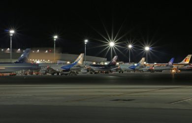 Vista nocturna del nuevo Aeropuerto Internacional Mariscal Sucre