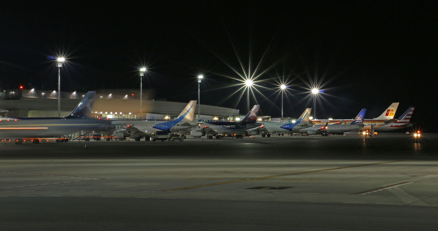 Vista nocturna del nuevo Aeropuerto Internacional Mariscal Sucre
