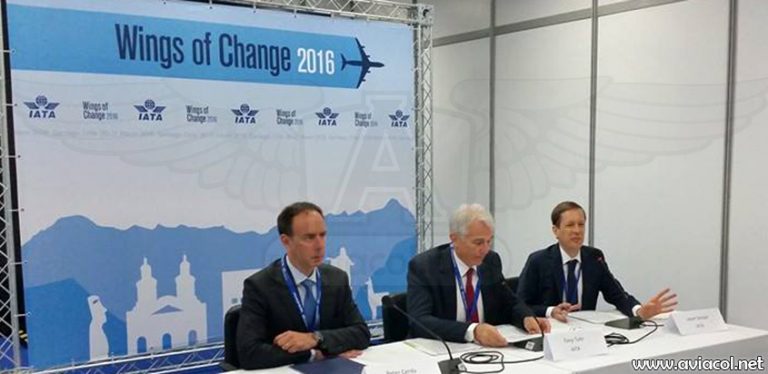 Izq. a der.: Peter Cerda, Vpte. de IATA para las Américas; Tony Tyler, Director de la IATA; y Jason Sinclar, Gte. de Comunicaciones de IATA para la región