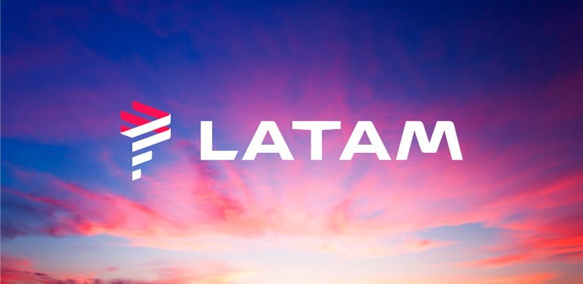Logo LATAM Airlines con atardecer en el fondo