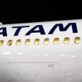 Logo de LATAM Airlines en el primer avión con los colores de la marca: un Boeing 767-300ER