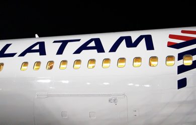 Logo de LATAM Airlines en el primer avión con los colores de la marca: un Boeing 767-300ER