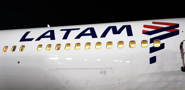 Logo de LATAM Airlines en el primer avión con los colores de la marca: un Boeing 767-300ER
