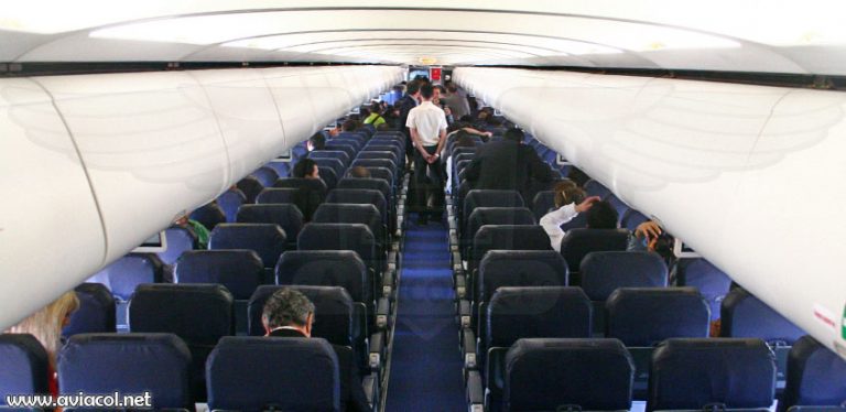 Interior de un Airbus A320 de VivaColombia