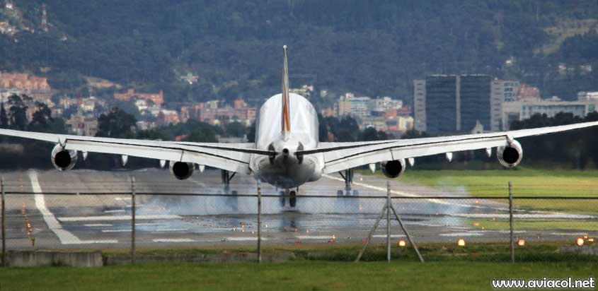 Avión aterrizando en Bogotá