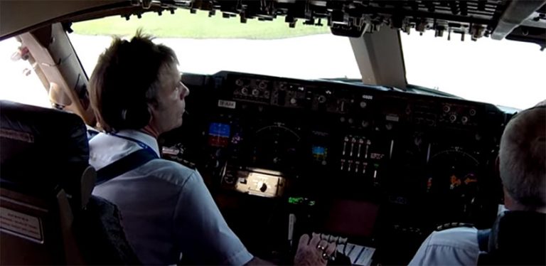 Bruce Dickinson comandando el Boeing 747