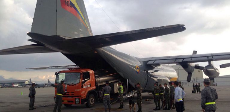 Camión cisterna transportado por avión