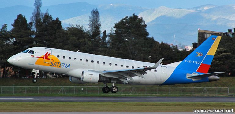 Avión Embraer 170 de Satena aterrizando