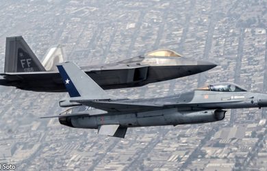 Aviones F-16 de la FACh y F-22 de la USAF volando en FIDAE 2016