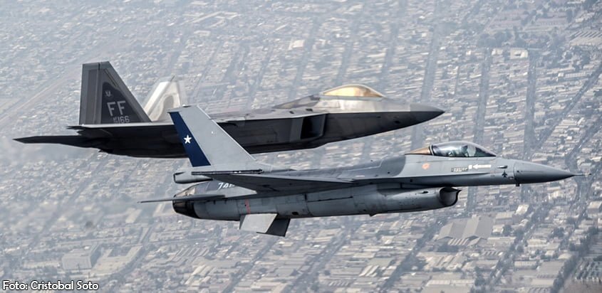 Aviones F-16 de la FACh y F-22 de la USAF volando en FIDAE 2016