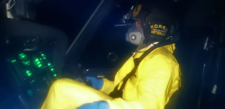 Piloto de helicóptero de la FAC empleando traje de Bioseguridad