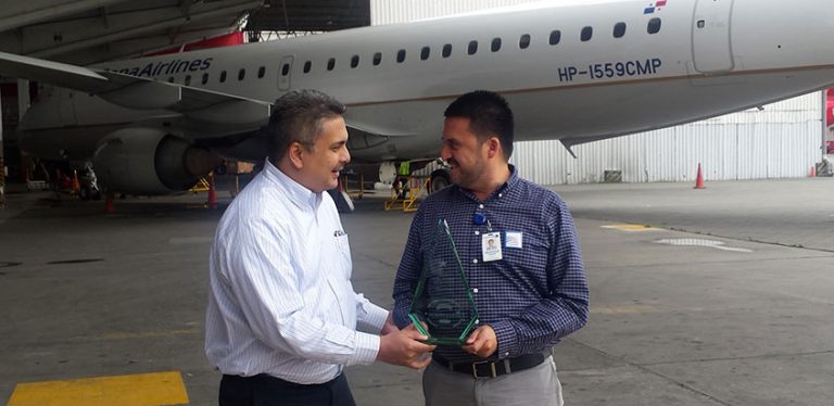 Entrega del premio a Copa como aerolínea más puntual