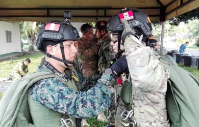 Paracaidistas militares peruanos