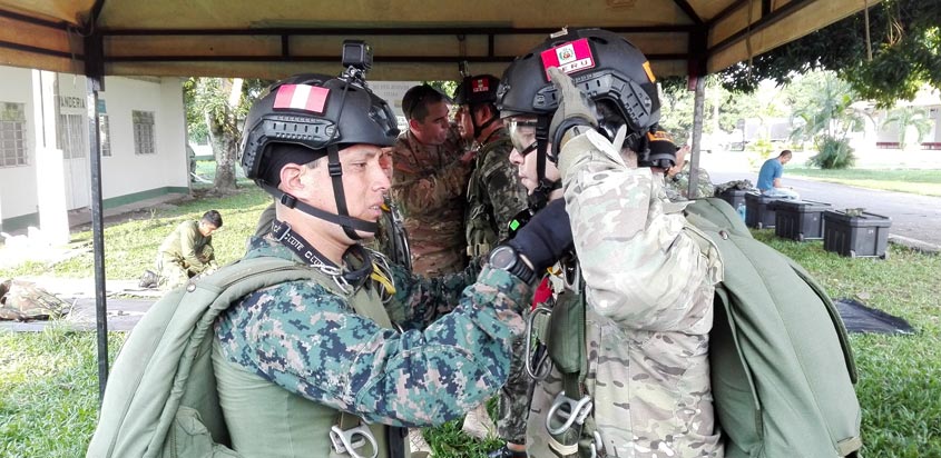 Paracaidistas militares peruanos
