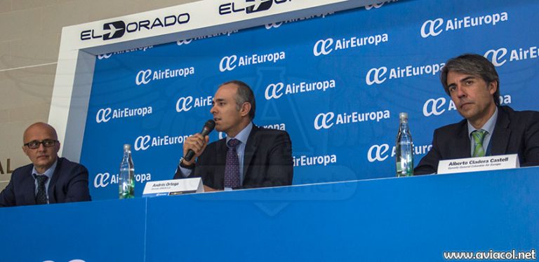 Izq. a der.: Richard Clark, Dir. Comercial Air Europa; Andrés Ortega, Gte. OPAIN; Alberto Cladera, Gte. Air Europa Colombia