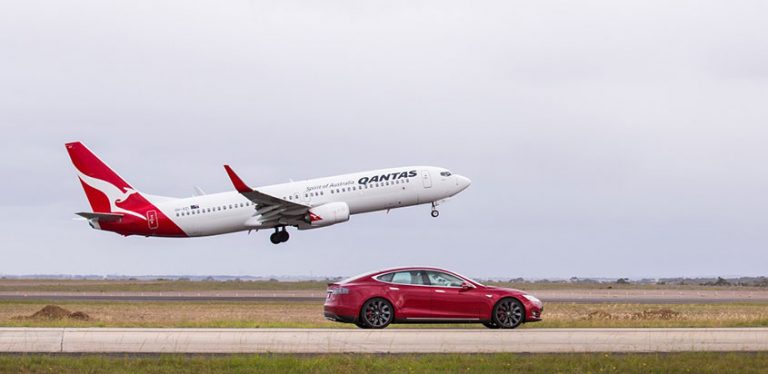 Carrera entre un Boeing 737 y un Tesla Model S