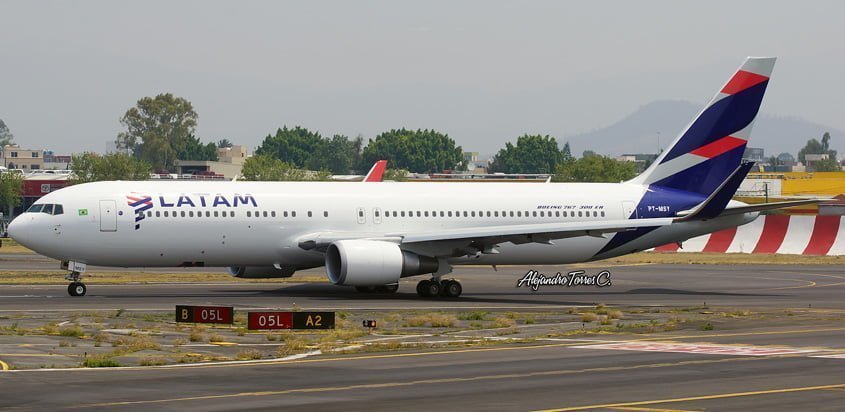 Boeing 767-300 con los colores de LATAM Airlines.