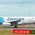 Airbus A320 de EgyptAir en rodaje en el Aeropuerto Heathrow de Londres, Inglaterra