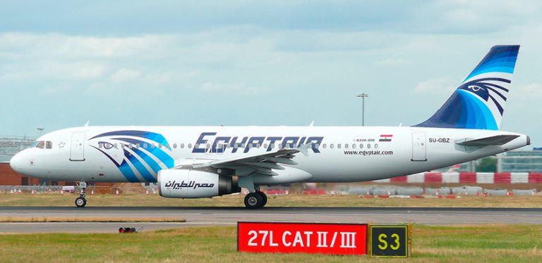 Airbus A320 de EgyptAir en rodaje en el Aeropuerto Heathrow de Londres, Inglaterra