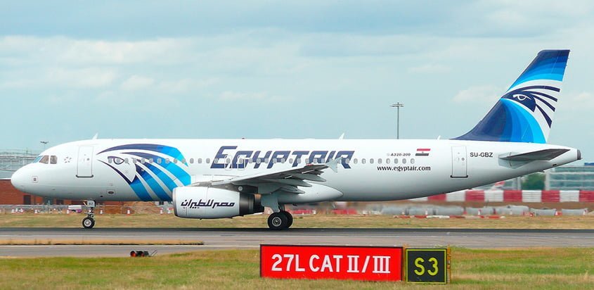 Airbus A320 de EgyptAir en rodaje en el Aeropuerto Heathrow de Londres, Inglaterra