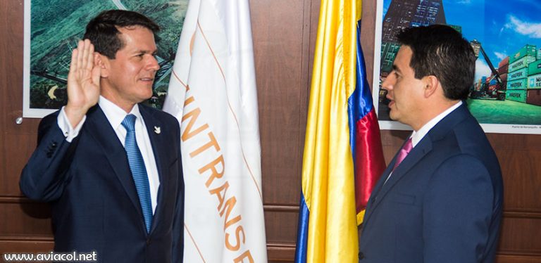 Alfredo Bocanegra, izquierda, toma el juramento de parte del Ministro de Transporte Jorge Rojas