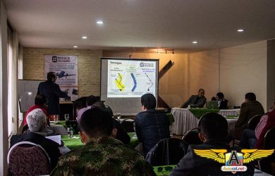 Conferencia durante Seminario Aeronáutico