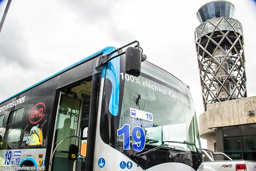 Bus el&eacute;ctrico del aeropuerto El Dorado