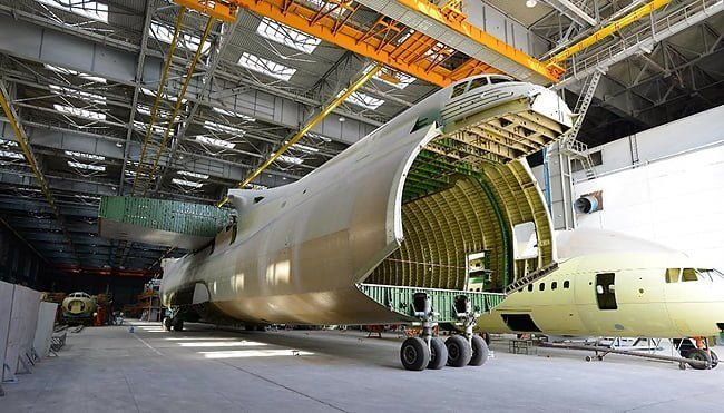 Segundo ejemplar a medio terminar del Antonov An-225