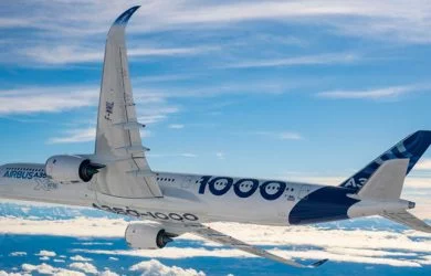 Airbus A350-1000 durante su primer vuelo sobre Francia.