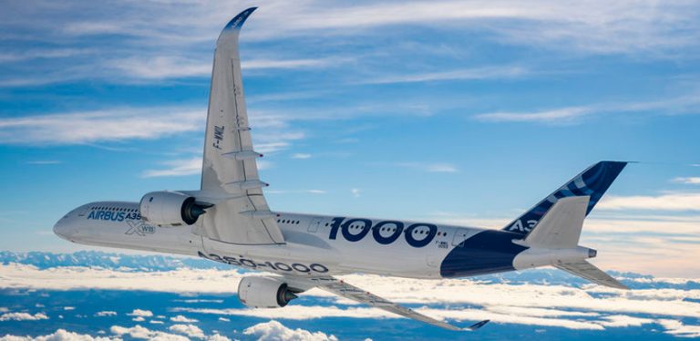 Airbus A350-1000 durante su primer vuelo sobre Francia.