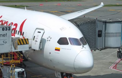 Boeing 787-8 "Dreamliner" de Avianca en gate en Bogotá.