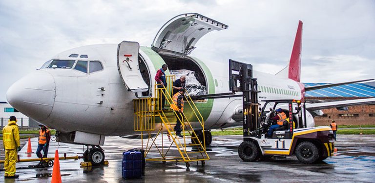 Boeing 737-400F de Aer Caribe en Bogotá.