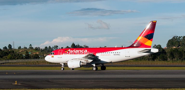 Airbus A318 de Avianca en su llegada a Colombia.