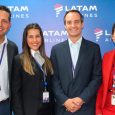 Equipo de LATAM Airlines en la bienvenida al nuevo vuelo.