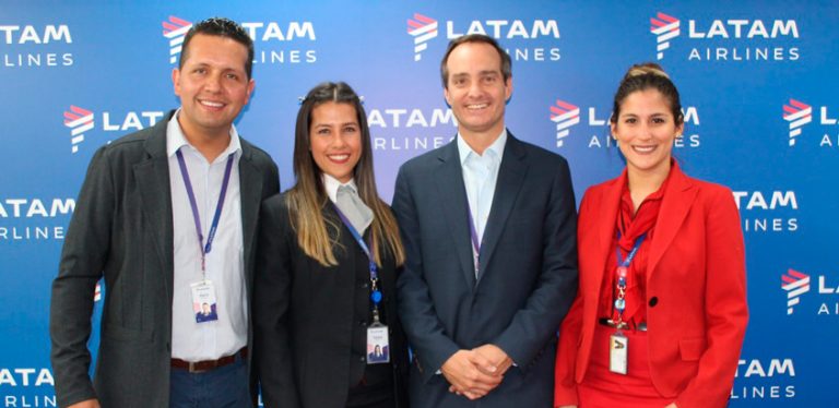 Equipo de LATAM Airlines en la bienvenida al nuevo vuelo.
