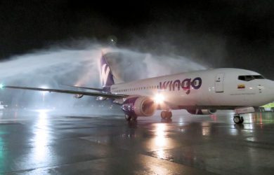 Boeing 737-700 de Wingo llegando a Quito, Ecuador en su vuelo inaugural.