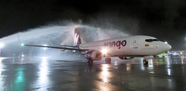 Boeing 737-700 de Wingo llegando a Quito, Ecuador en su vuelo inaugural.