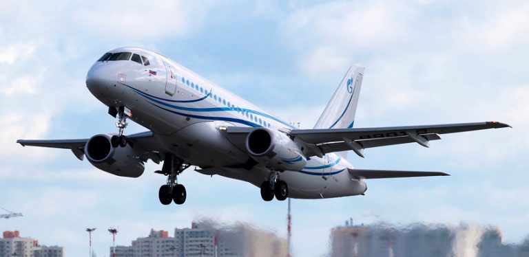 Sukhoi Superjet 100LR despegando.