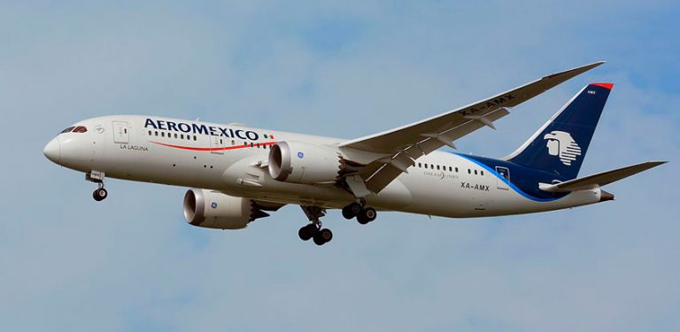Boeing 787-8 de Aeroméxico aterrizando en Tokio, Japón.