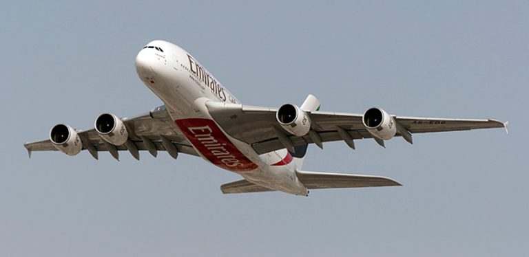 Airbus A380 de Emirates despegando.
