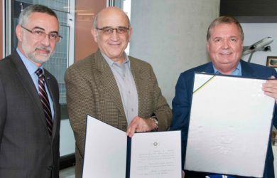 Julio Glinternick, Germán Efromovich y Hernán Rincón en la entrega de la condecoración.