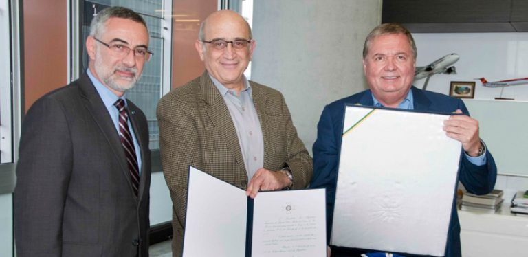 Julio Glinternick, Germán Efromovich y Hernán Rincón en la entrega de la condecoración.