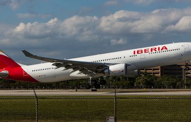 Airbus A330-300 de Iberia despegando.