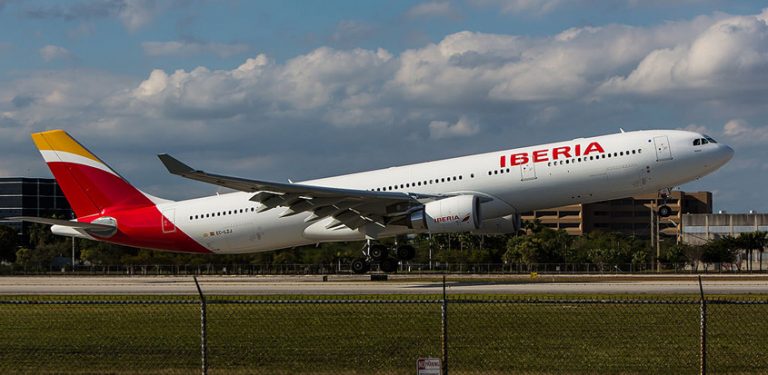 Airbus A330-300 de Iberia despegando.