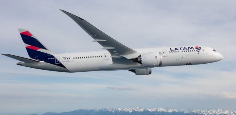Boeing 787-9 de LATAM Airlines sobre los Andes.