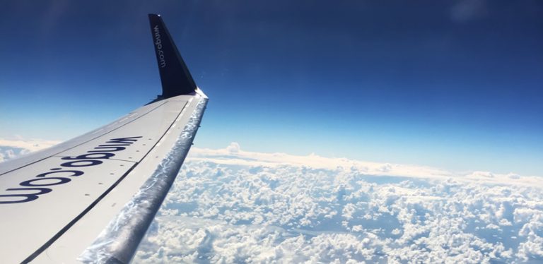 Plano de un Boeing 737-700 de Wingo en vuelo.