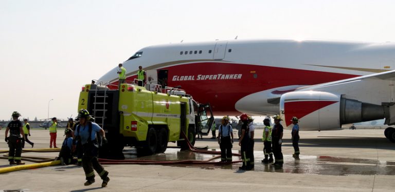 Global SuperTanker en plataforma del Aeropuerto de Santiago.