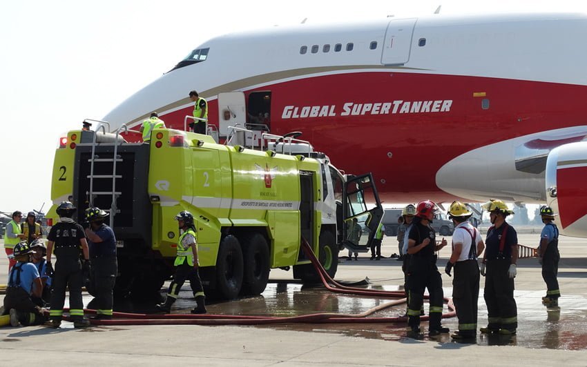 Boeing 747 "SuperTanker" siendo cargado en Santiago.